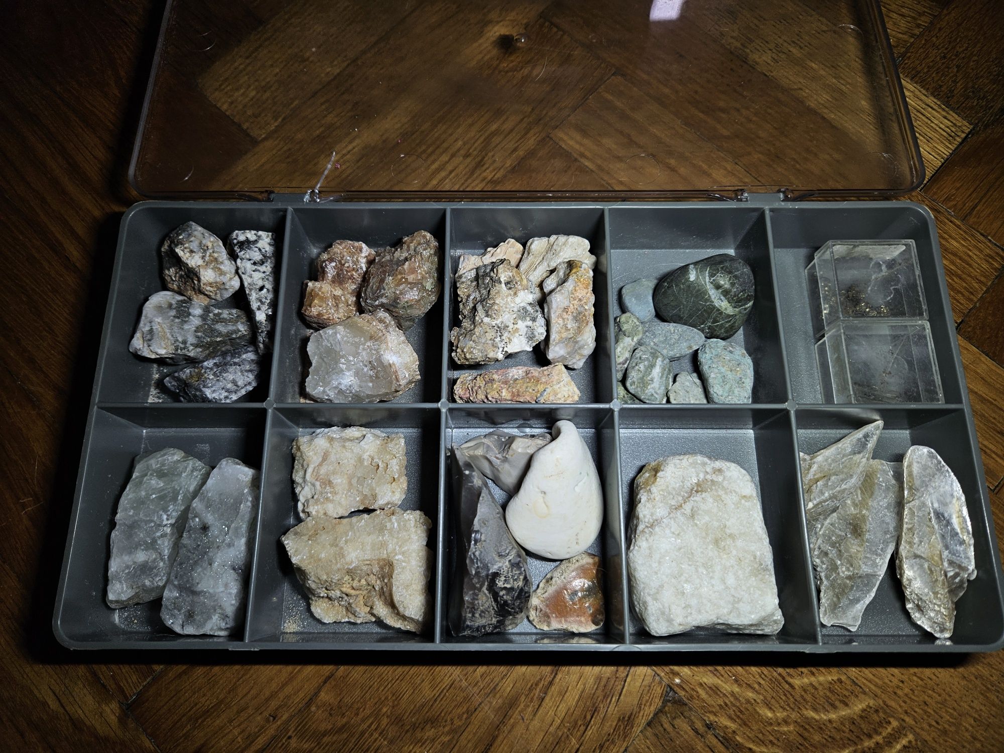 Kolekcja minerałów z gablotkami