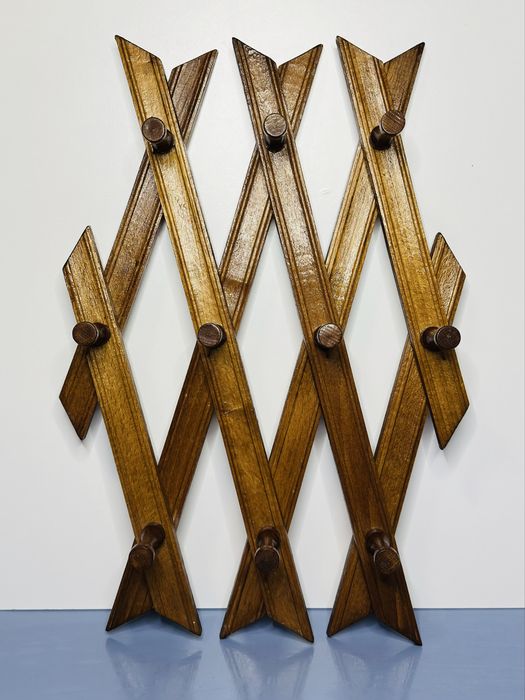 Розкладний деревʼяний вішак на стіну