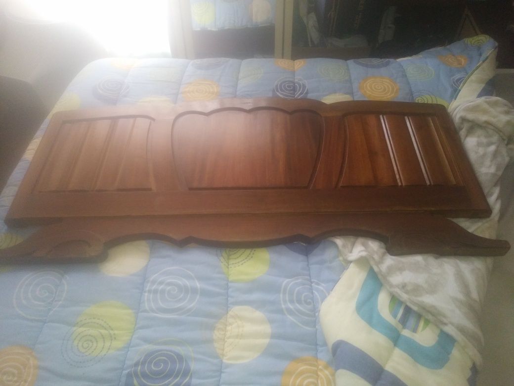 Vendo cama de casal com 2 mesinhas de cabeceira e 1 móvel bar