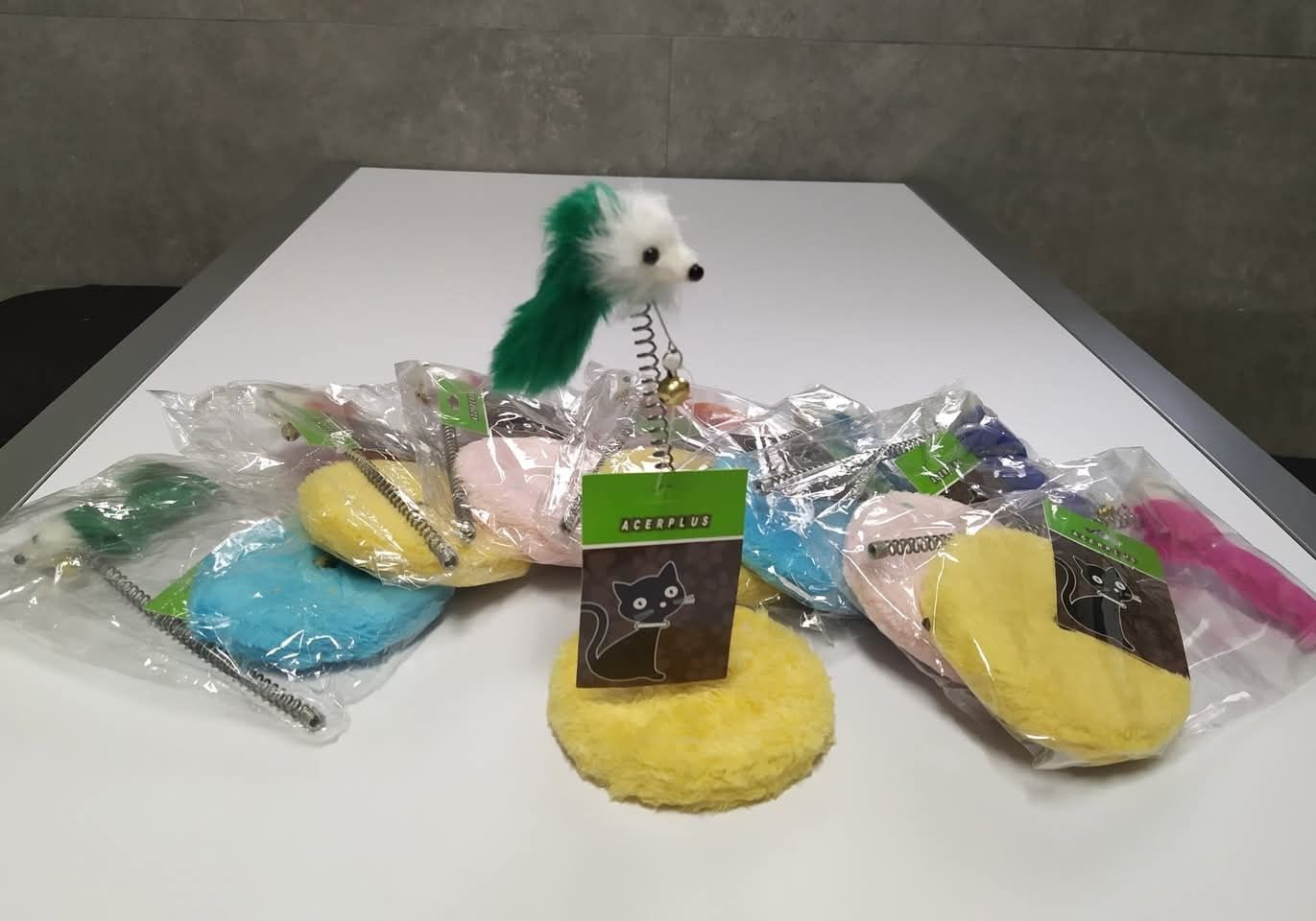 Brinquedo NOVO para gato ( empacotado, várias cores)