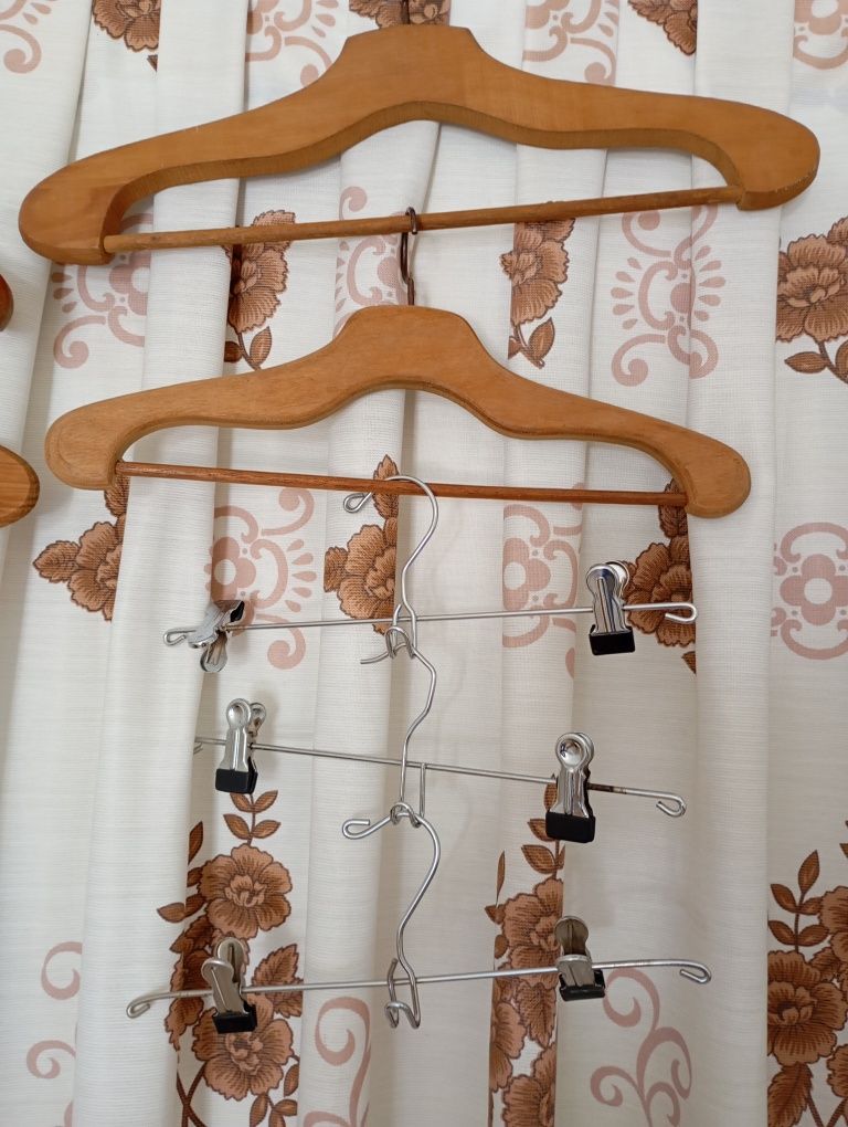 Cabides madeira e metal vintage
