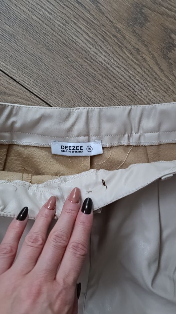 Beżowe szorty skórzane M firmy Deezee