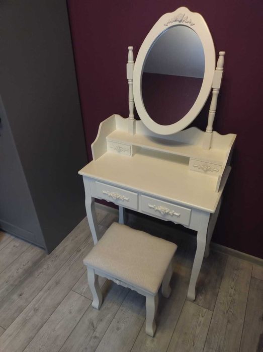 Toaletka biała z krzesełkiem