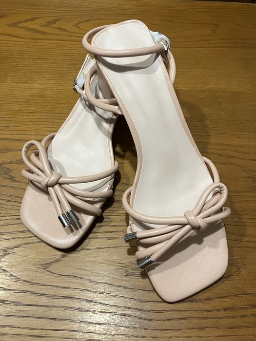 Vendo sandálias novas