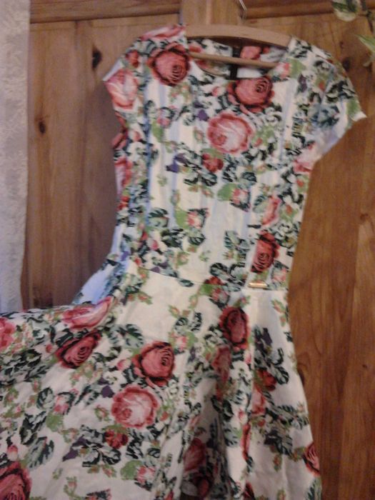 Sukienka w kwiaty s. Moriss r 36, kolor jasna z motywami kwiatowymi.