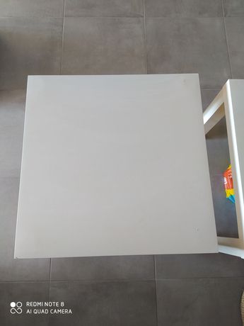 Duas mesas IKEA brancas
