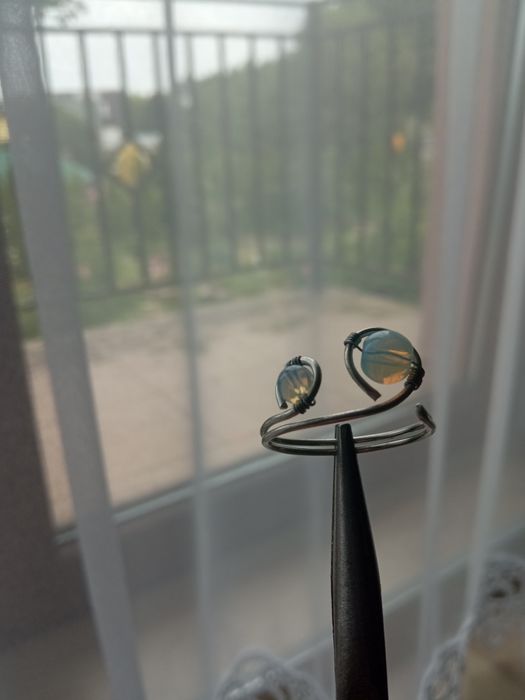 pierścionek z opalem białym