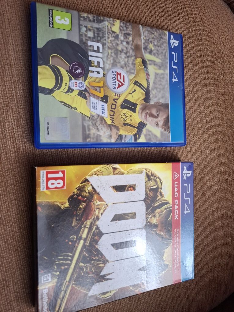 PS4 PRO + 2 pady + 2 gry