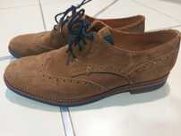Sapatos de homem em pele