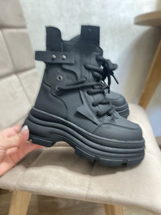 Зимові черевики на дівчику