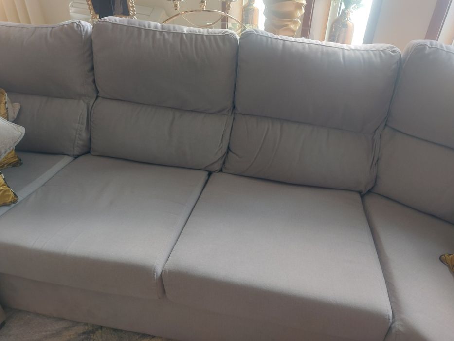 Sofá de canto arredondado com chaise longue e 4 puffs