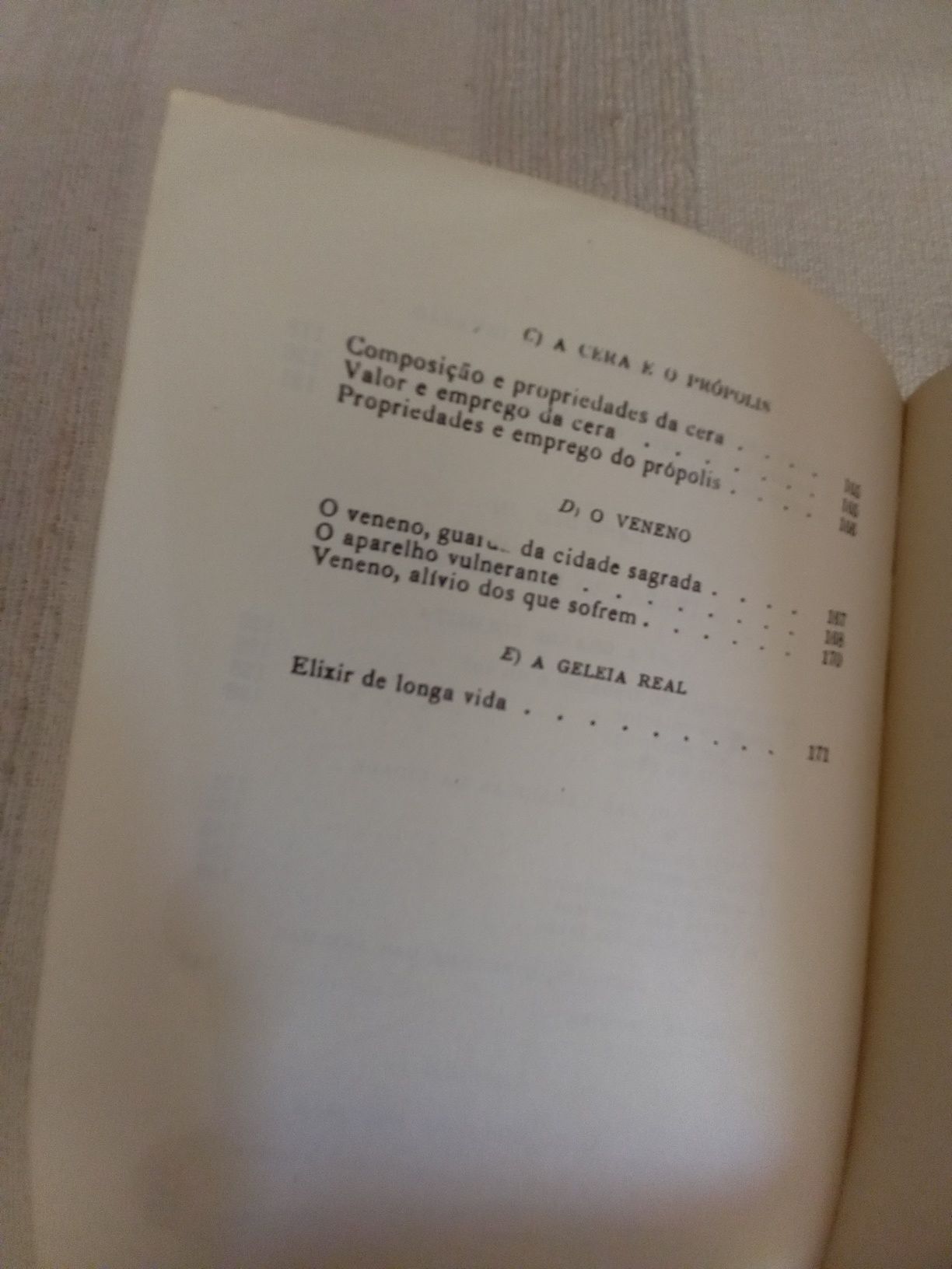 Livro antigo sobre as abelhas e o mel