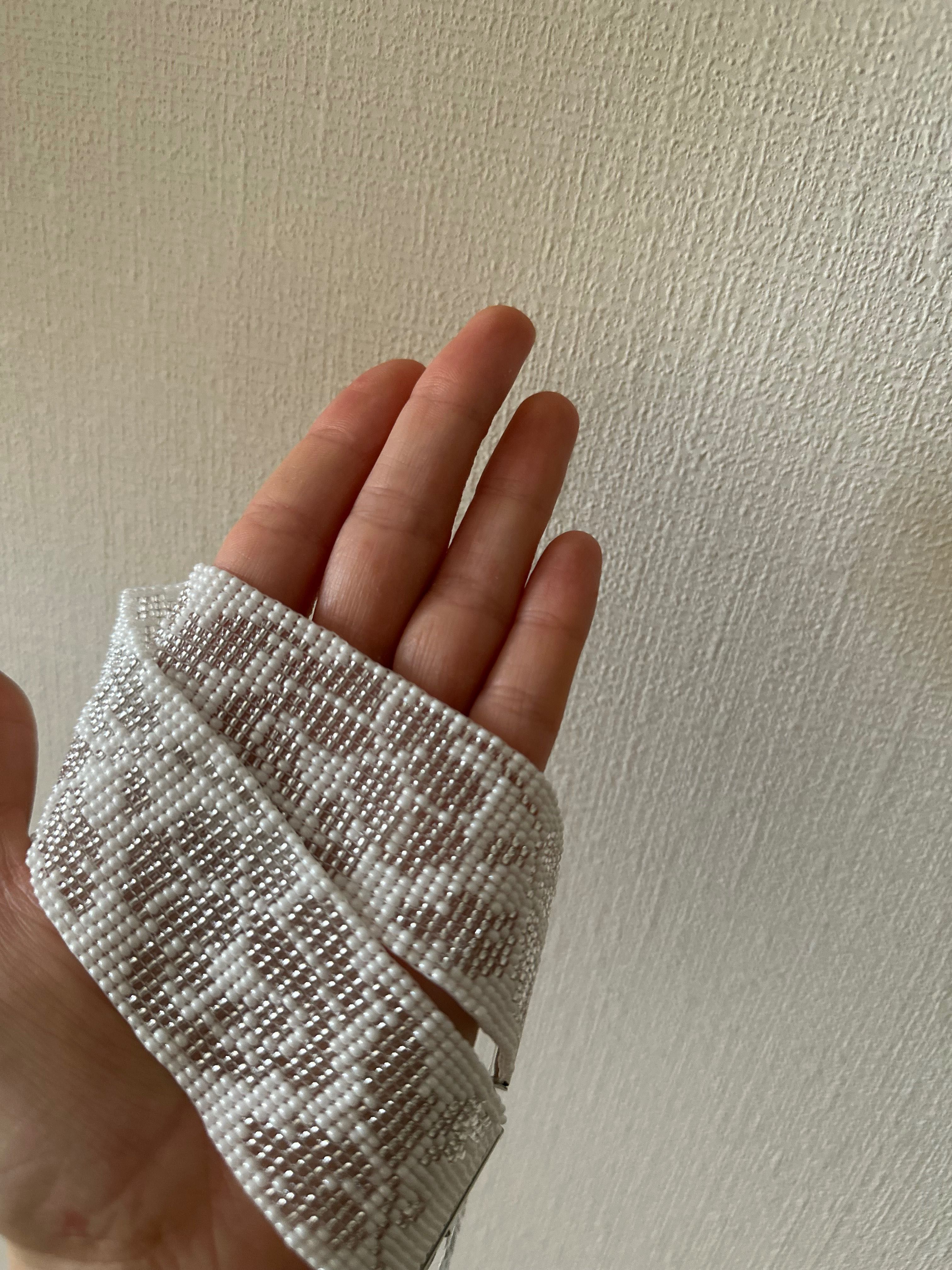 Чокер з бісеру білого кольору