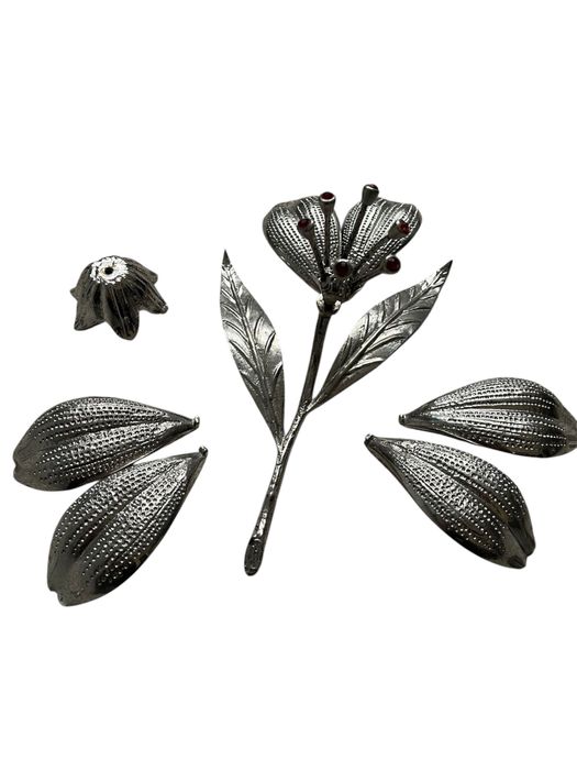 Cinzeiro Flor Vintage Prateado com Pérolas Vermelhas – Anos 80