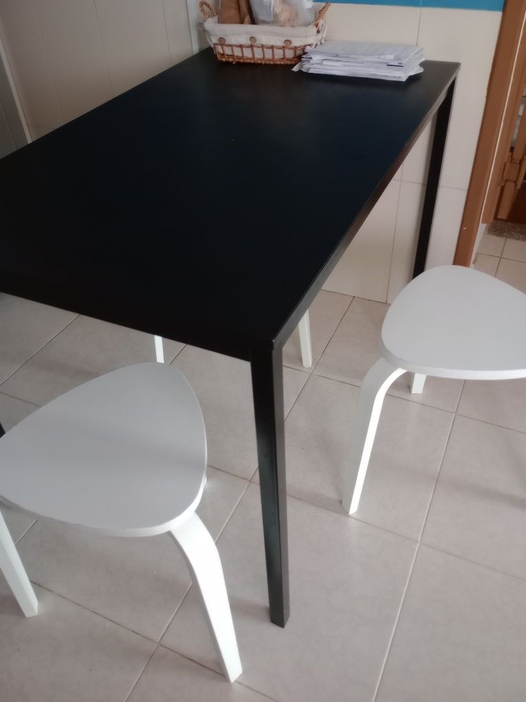 Mesa retangular IKEA +3 bancos IKEA