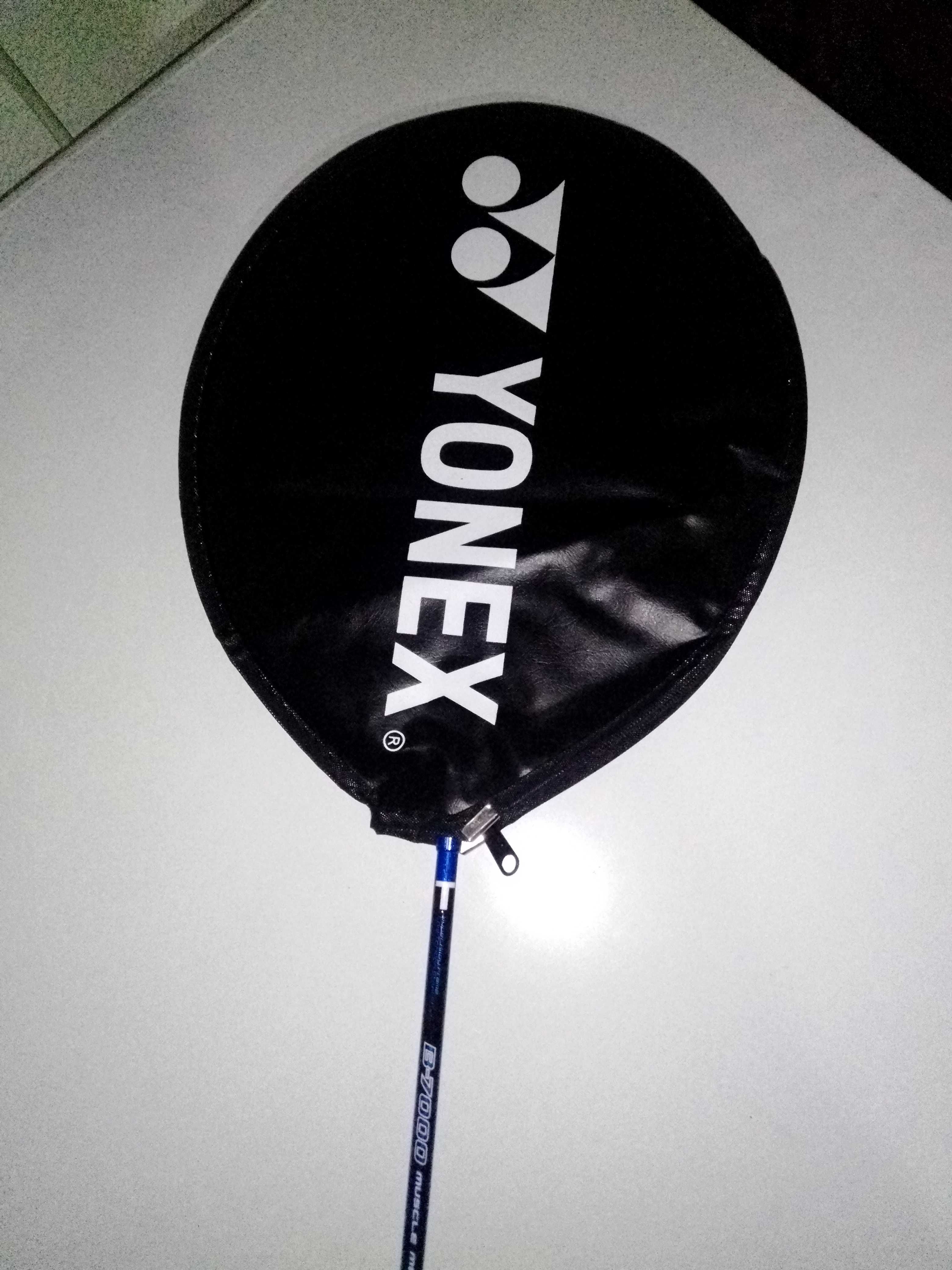 Raquete de badminton yonex.