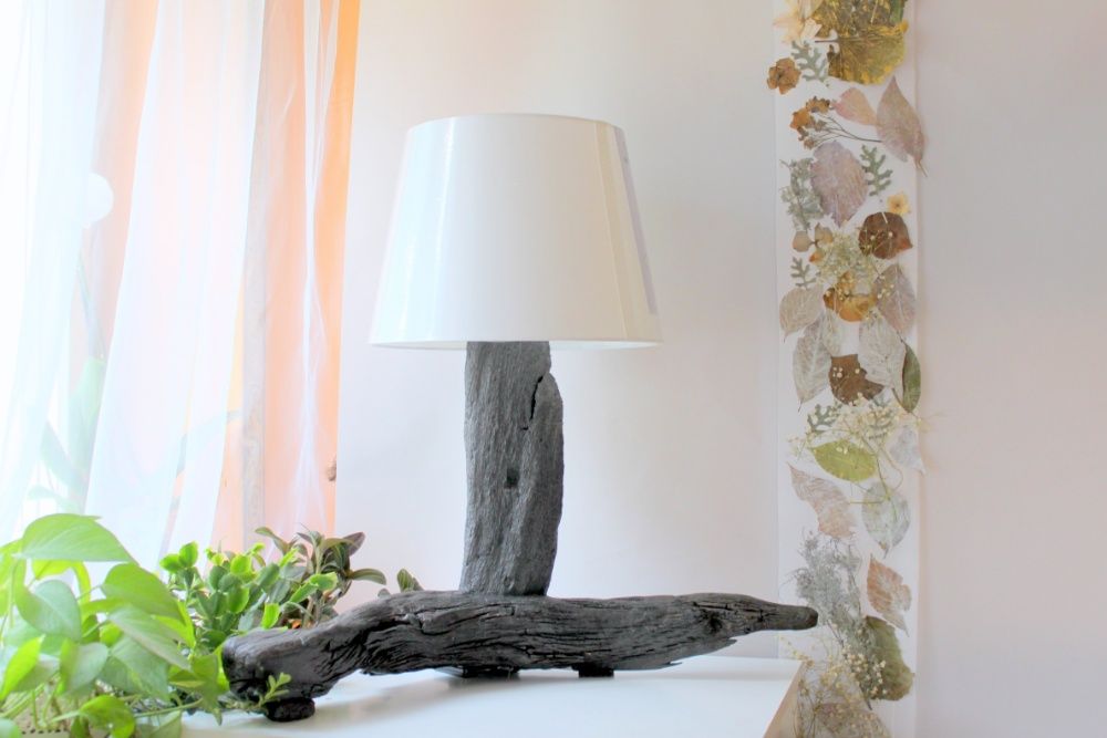 lampa z drewna z morza