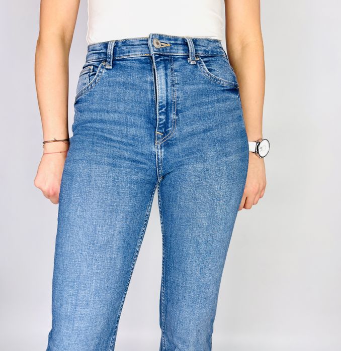 Niebieskie jeansy z rozszerzaną nogawką S 36 Bershka