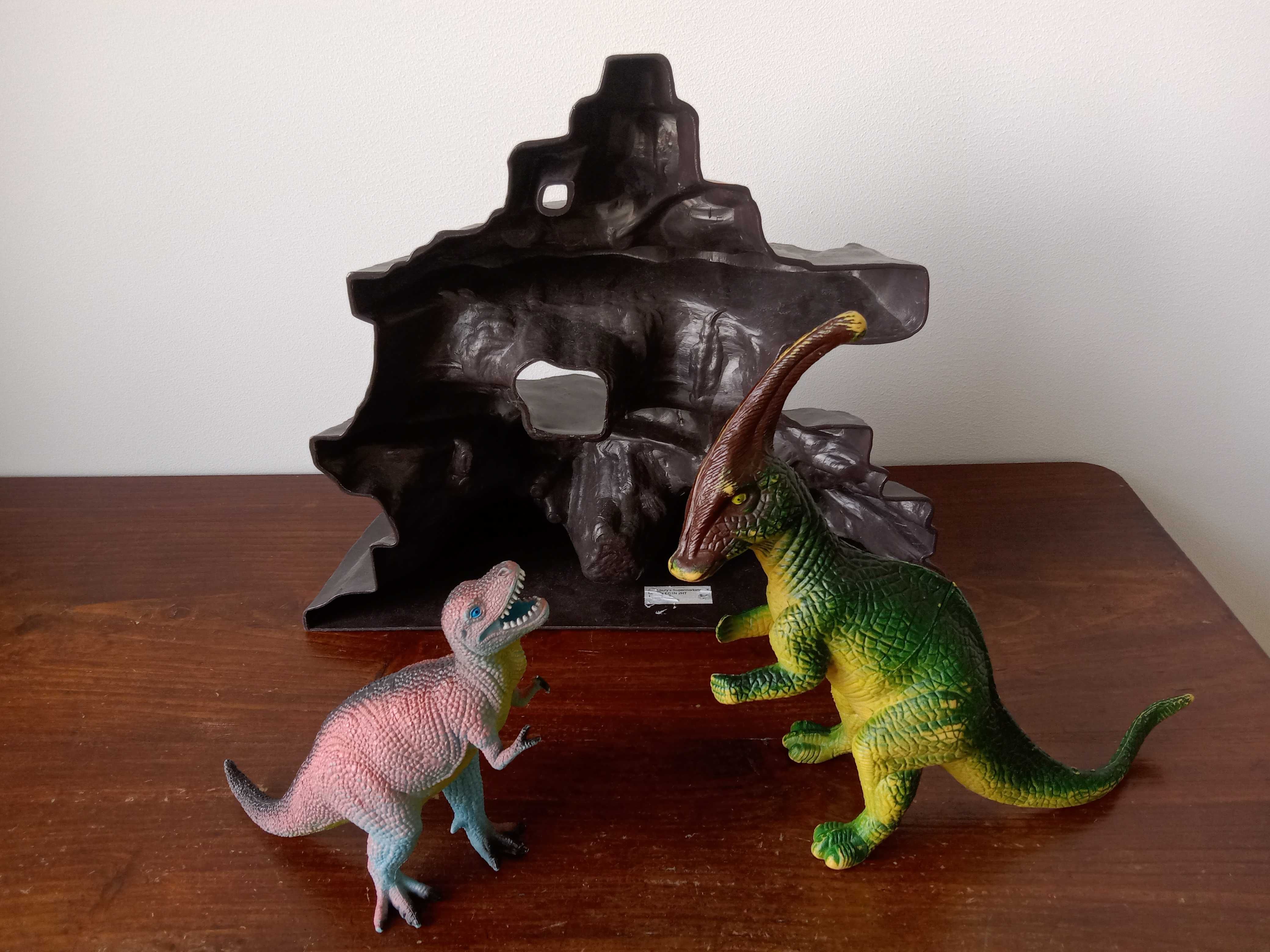 Dinozaury, skała dla dinozaurów, figurki, zestaw
