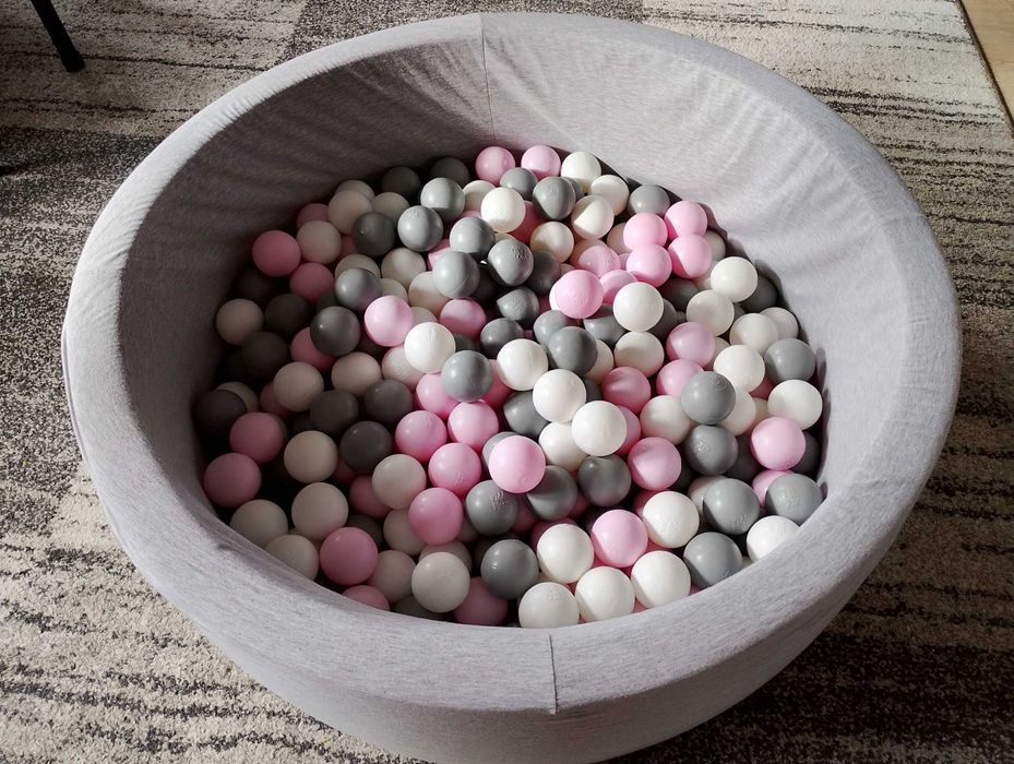 Suchy basen z piłeczkami