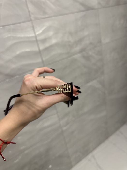 Окуляри в стилі відомого бренду