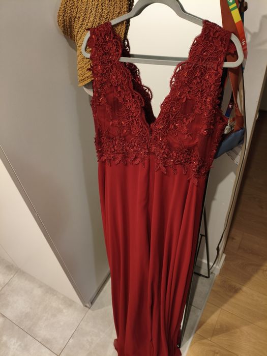 Burgundowa suknia wieczorowa