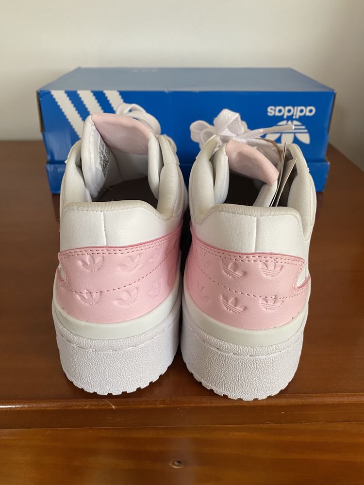 Tenis branco e rosa adidas Novos