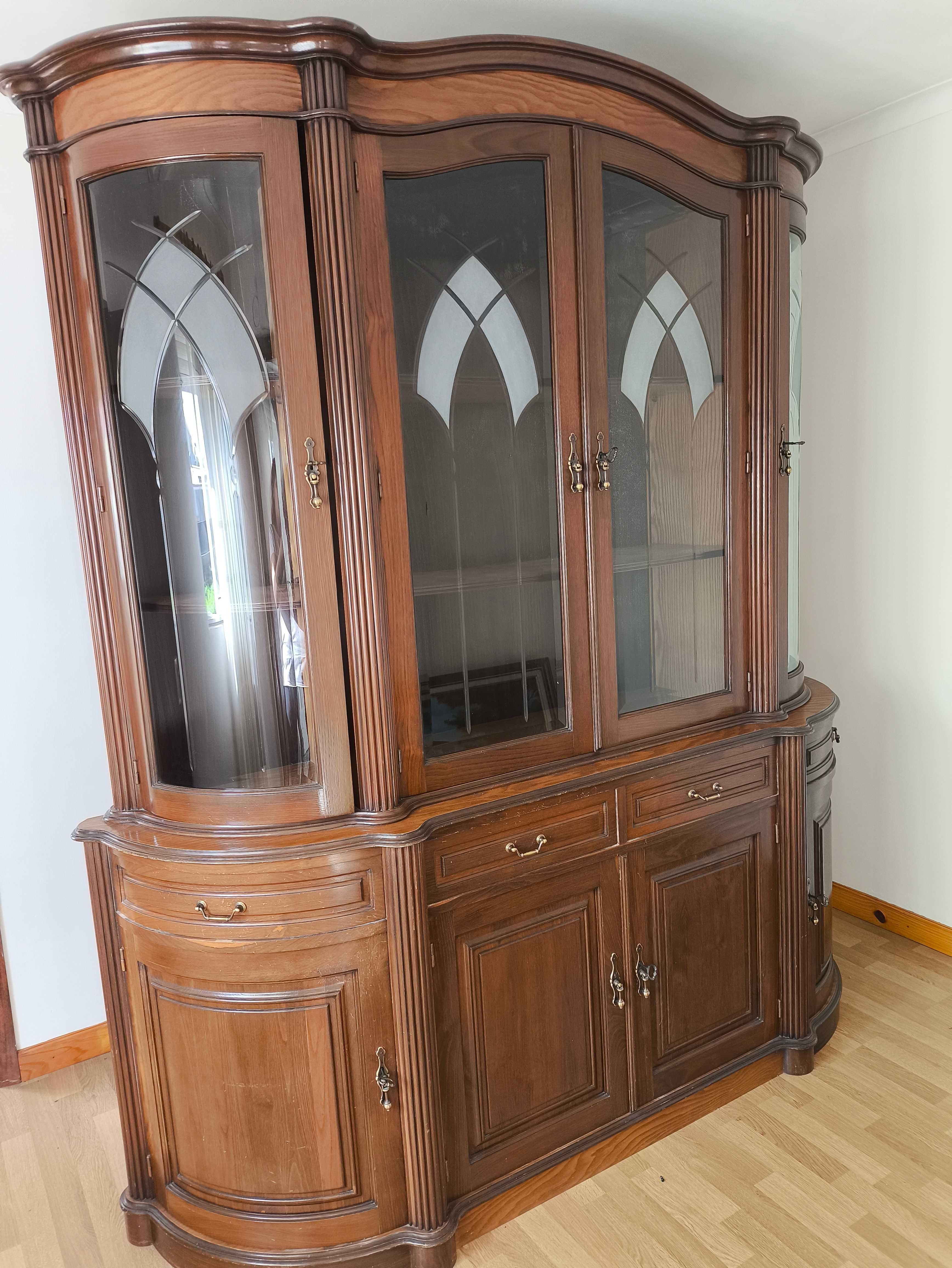 Móvel de sala de jantar para restauro