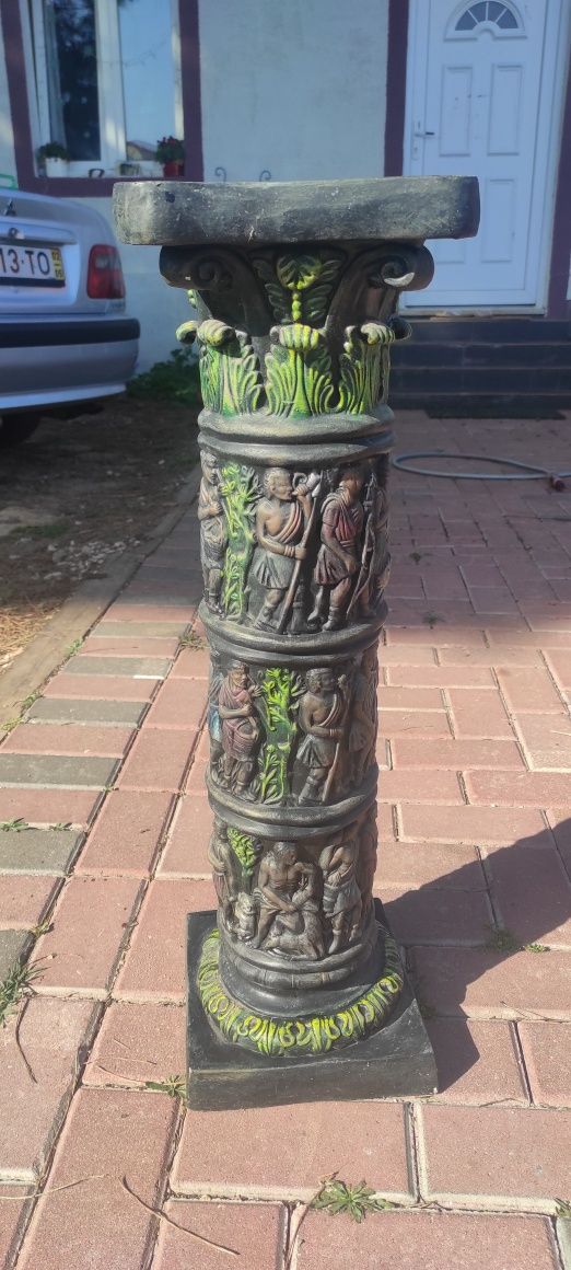 Coluna decorativa em cerâmica