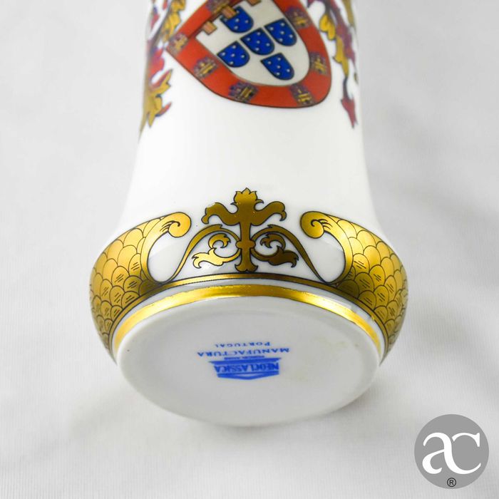 Jarra Canudo, porcelana, Armoriada “Nascimento do Infante D. Henrique”