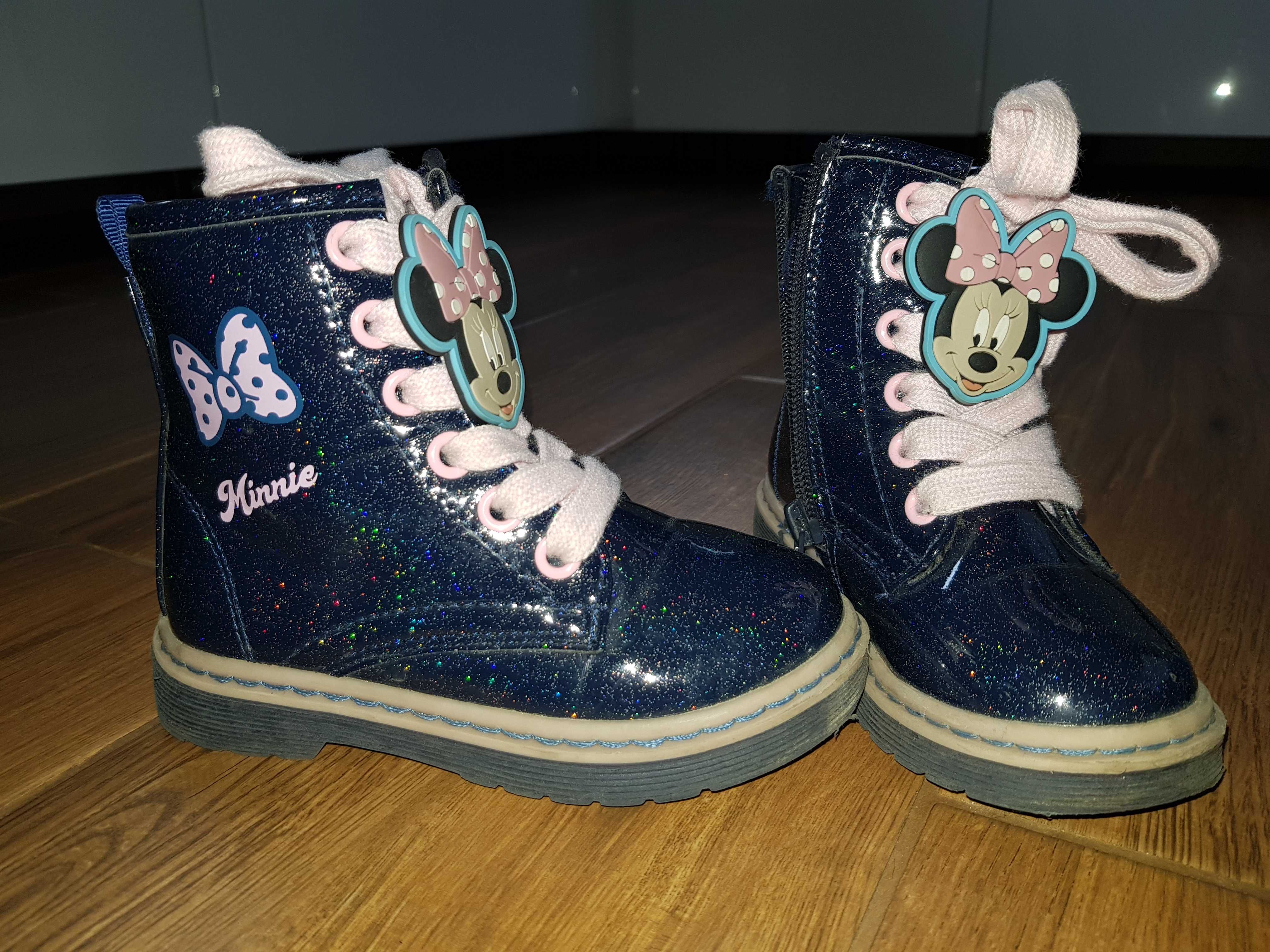 Blyszczące, wysokie buty od Myszki Minnie