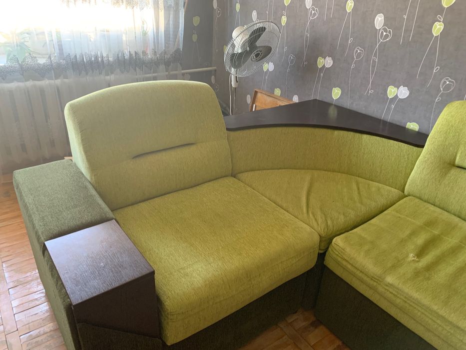 Диван. Потребує обтягнення.