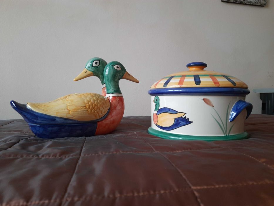 Conjunto de duas peças em faiança de Alcobaça