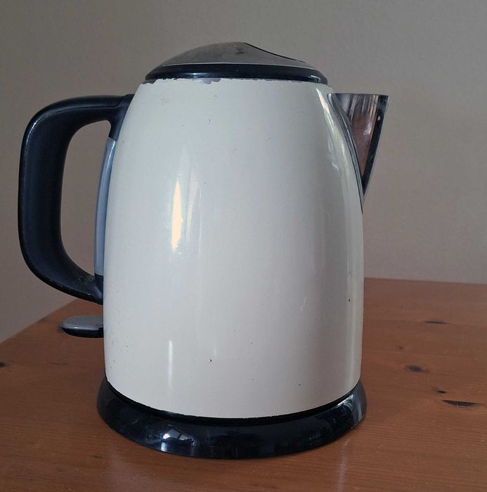 Chaleira elétrica da marca Russell Hobbs, de cor creme.