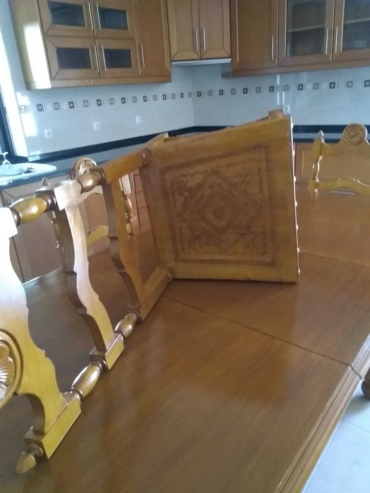 Conjunto de Mesa e Cadeiras em couro