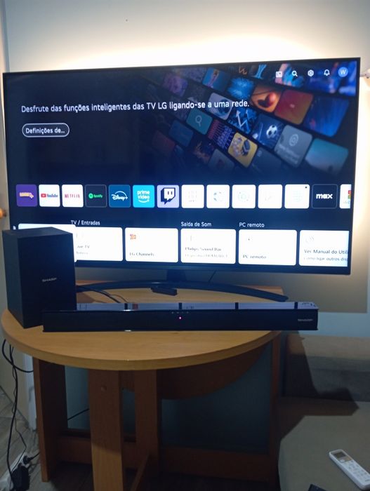 Televisão LG, soundbar Sharp