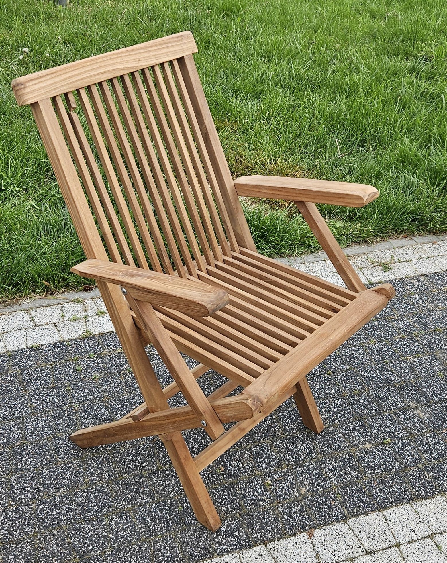 Stolik z krzesłami z drewna tekowego
