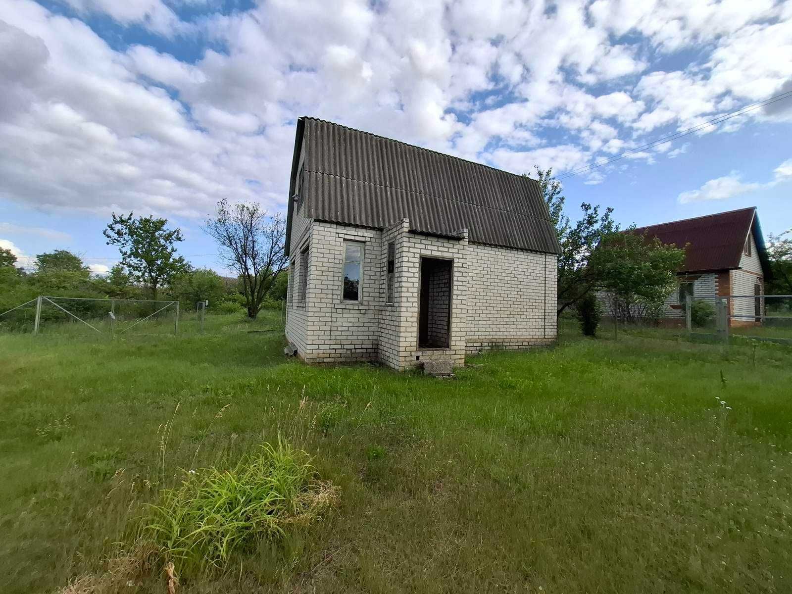 В Люботине продам кирпичную дачу