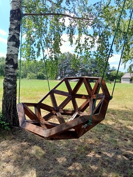 Drewniana huśtawka geodezyjna typu kokon.