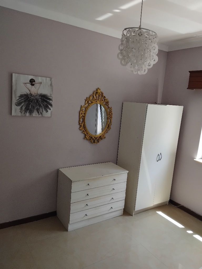 Alugo quarto a menina estudante