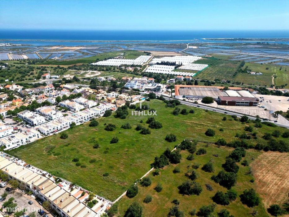 Lote urbano de 39.431 m2 para construção de Empreendimento em Tavira
