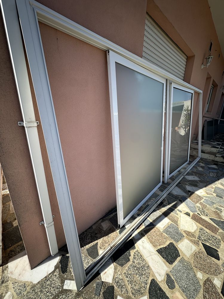 Porta/janela de correr grande em aluminio