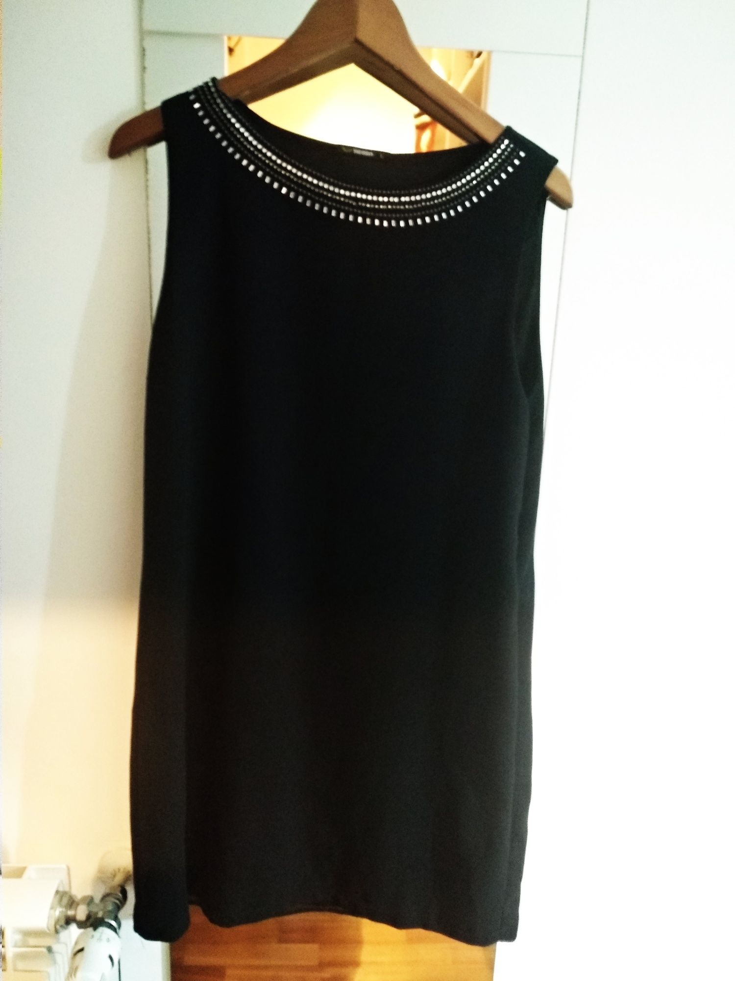 Vestido preto com tachas