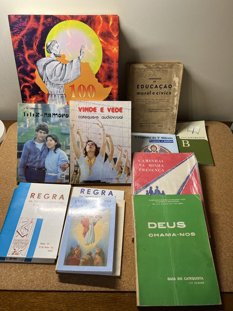 Conjunto de livros religiosos