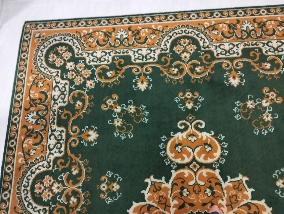 Великий килим розміром 3,35×2,45 гарної якості та в чудовому стані