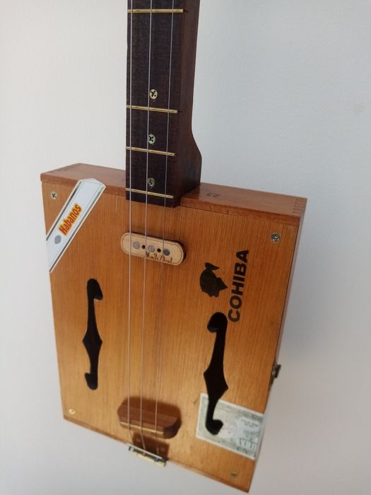 Cigar box guitar