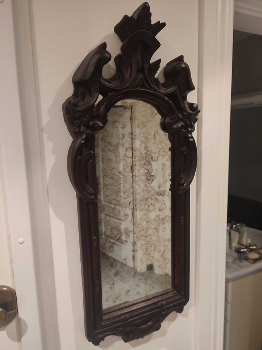 Espelho envelhecido em moldura castanha