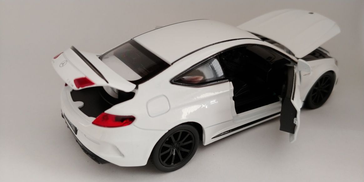 Model skala 1:32 Mercedes AMG c63s coupe