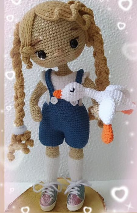 Laleczka kolekcjonerska amigurumi z gąska Pipa na szydełku