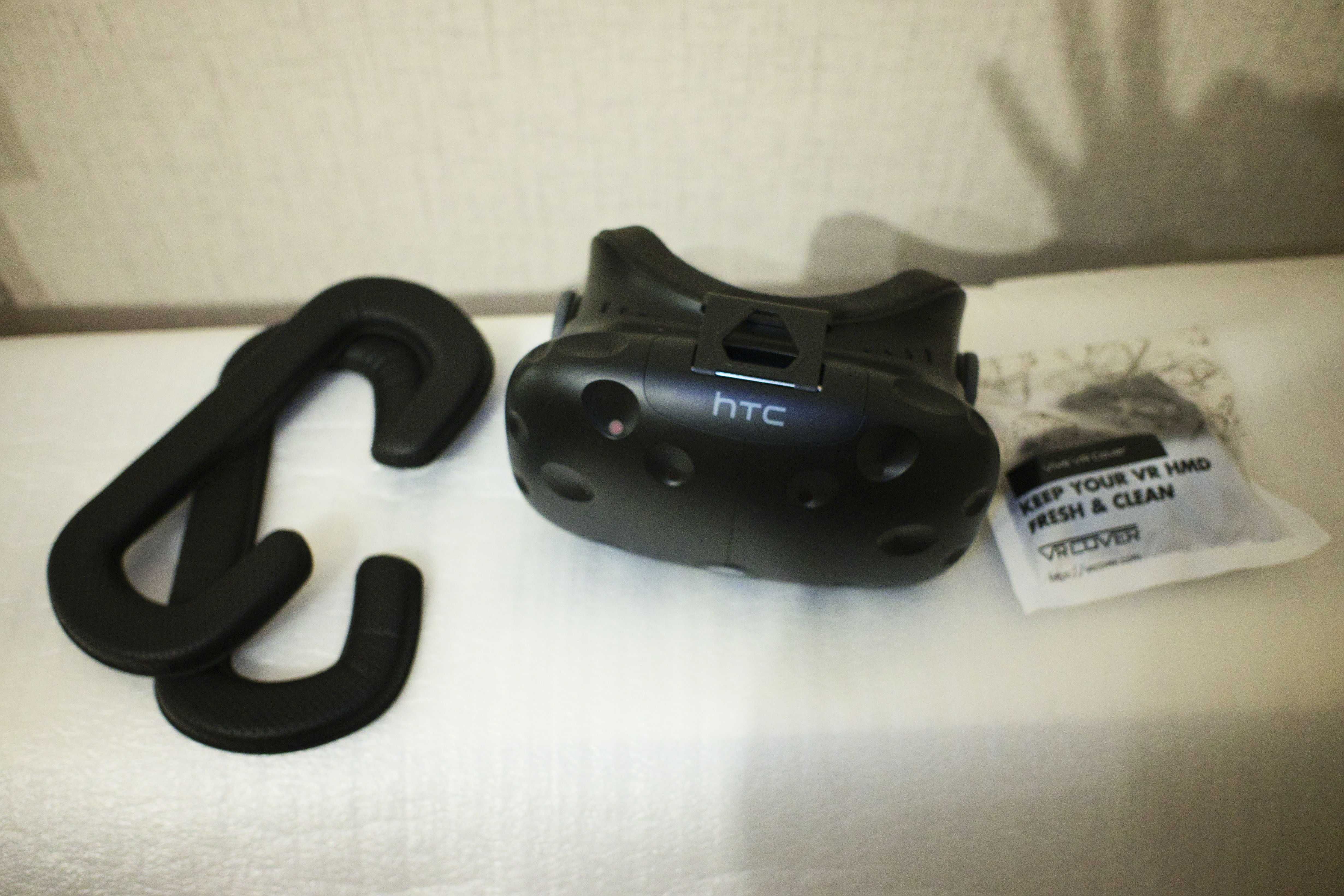 HTC Vive + HTC VIVE Deluxe Audio Strap + VR Cover